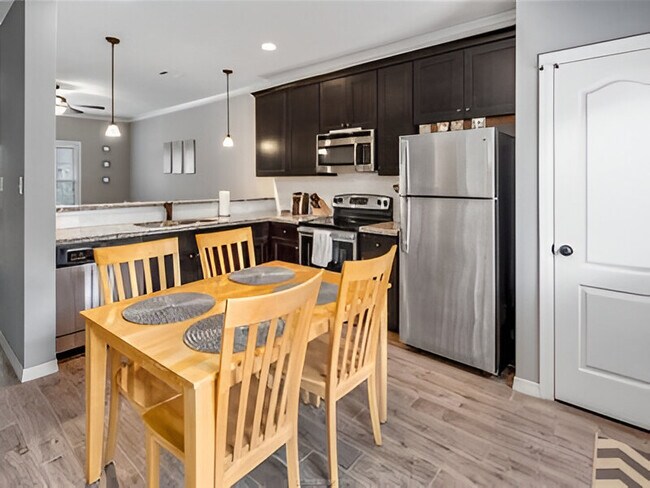 Kitchen - 301 Southwest Pky