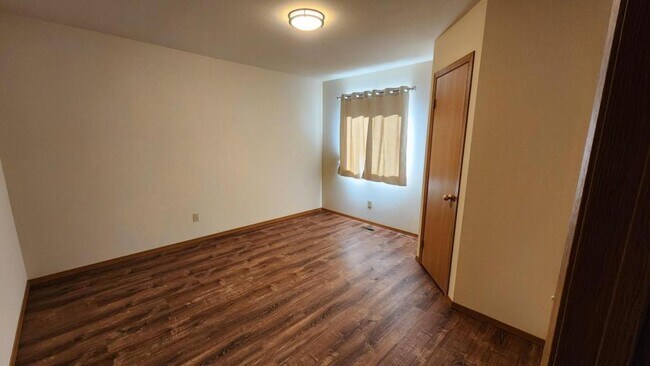 Building Photo - 530 N Orchard Ave