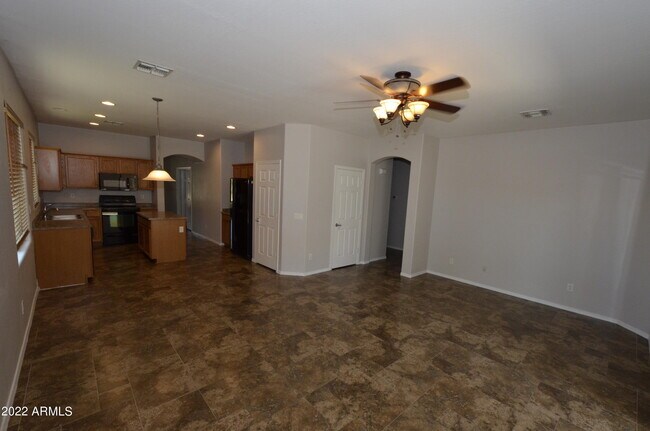 Building Photo - 4100 S Vineyard Ave