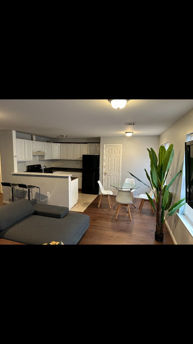 Building Photo - 245 Leslie St