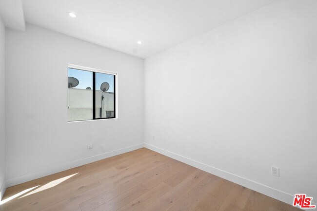 Building Photo - 733 N Gramercy Pl