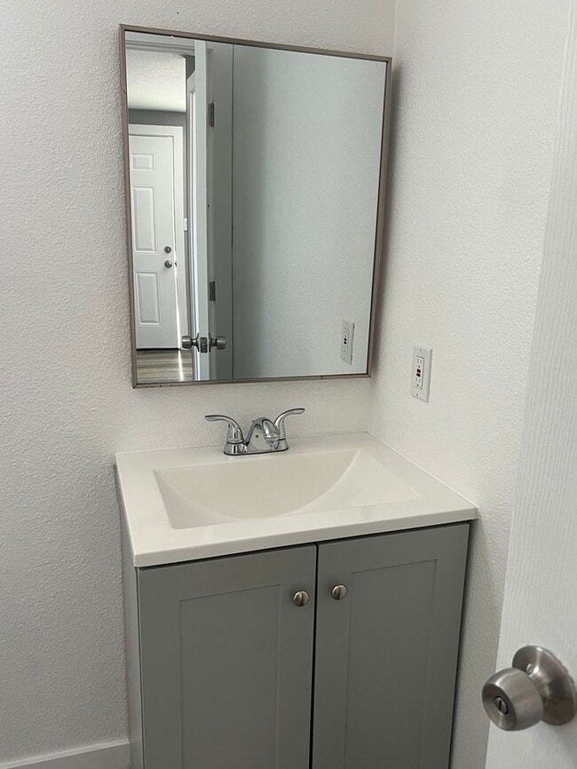 Building Photo - Charming 1-bedroom, 1-bathroom apartment!
