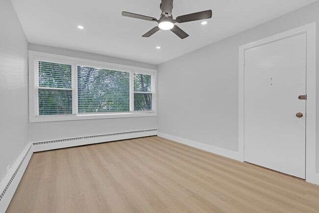 Building Photo - 2712 W Balmoral Ave