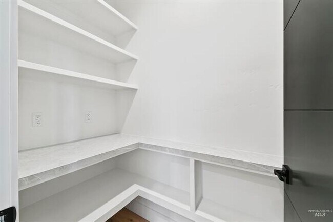 Building Photo - AstoriaTownHome