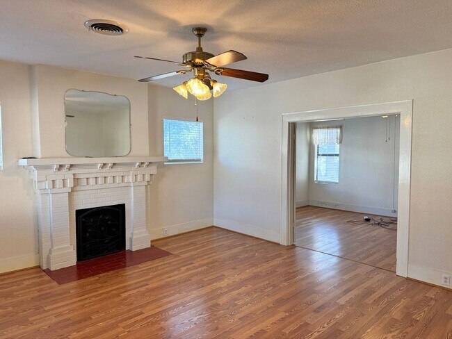 Building Photo - Adorable 3 Bed, 1 Bath Craftsman Home