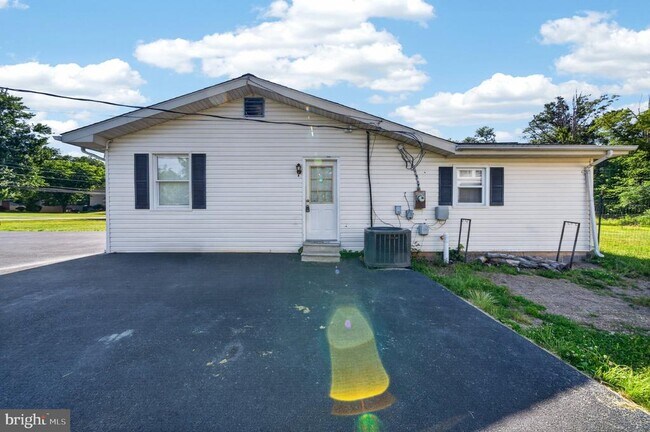 Building Photo - 45448 Mallard St