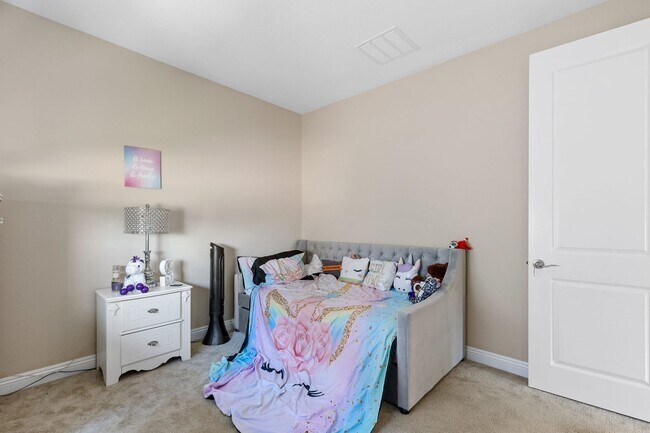 Building Photo - 5 Bed home w/downstairs bed. Private pool.