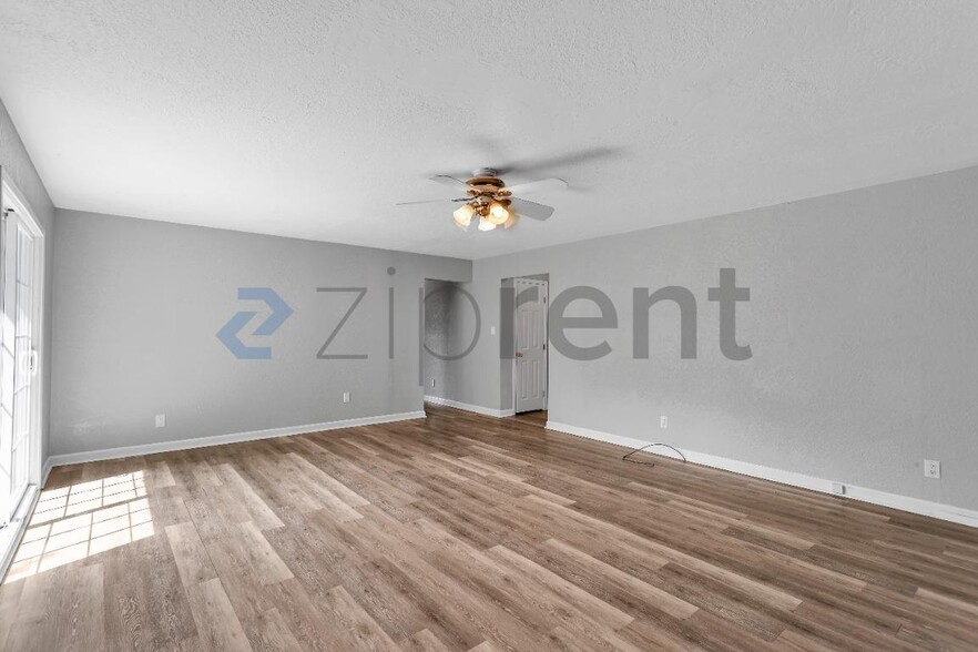 Building Photo - Unit