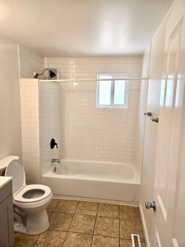 Building Photo - 3613 Grandview Dr W
