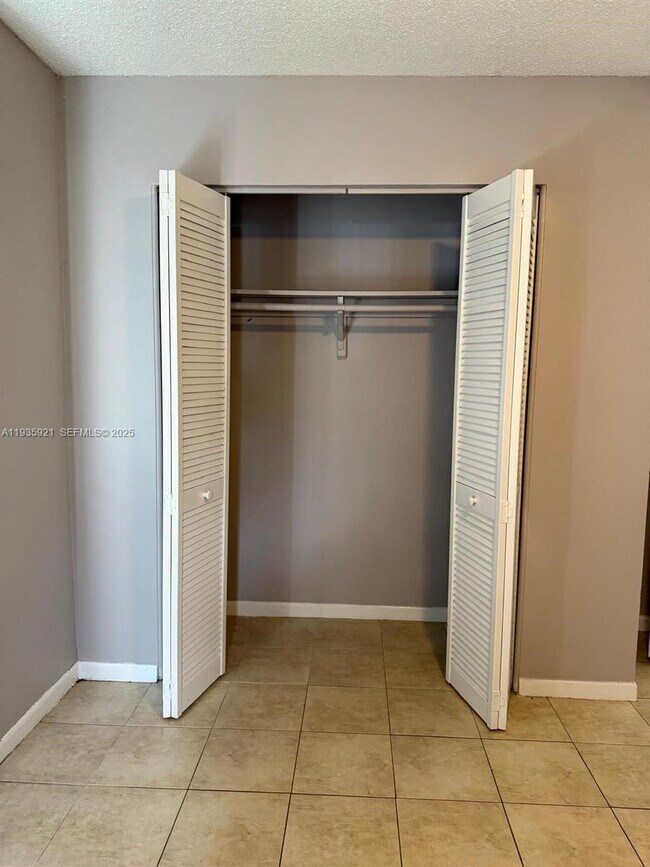 Building Photo - 402 Lakeside Dr