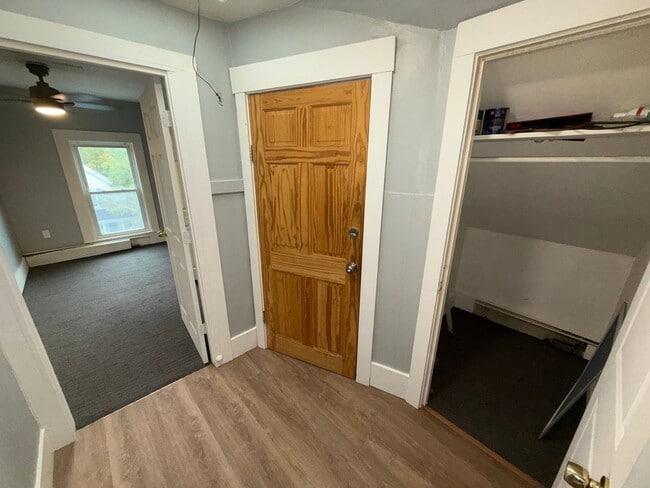 Building Photo - Price Drop!! 3rd Floor Amesbury 2 Bedroom+Office