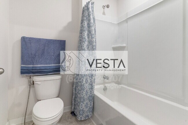 Building Photo - 240 Ridgeview Ln