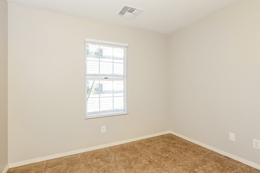 Building Photo - 18405 W Sunnyslope Ln