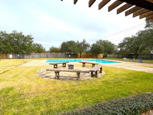 Building Photo - SUBLEASE AVAILABLE JULY  Spacious One Bedroom Condo Close to Campus On the Bus Route