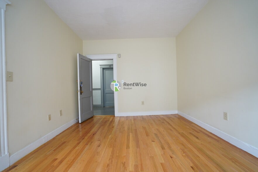 Building Photo - 236 Kelton St