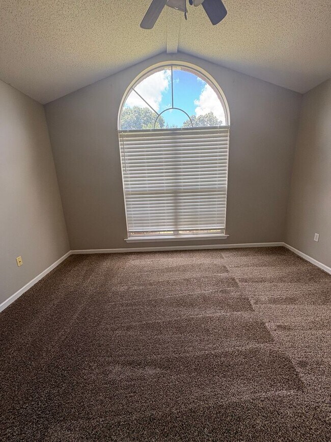 Building Photo - Hampton Place!