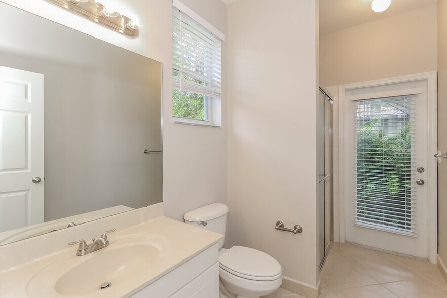 Building Photo - 2560 Jardin Manor