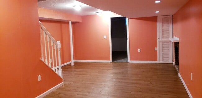 Building Photo - Large 6 bed, 3 ba  Brick, Raised Ranch, Ho...