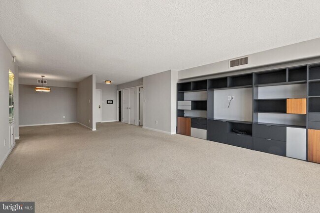 Building Photo - 1101 S Arlington Ridge Rd