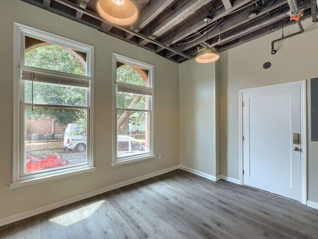 Building Photo - 1000 N 6th St