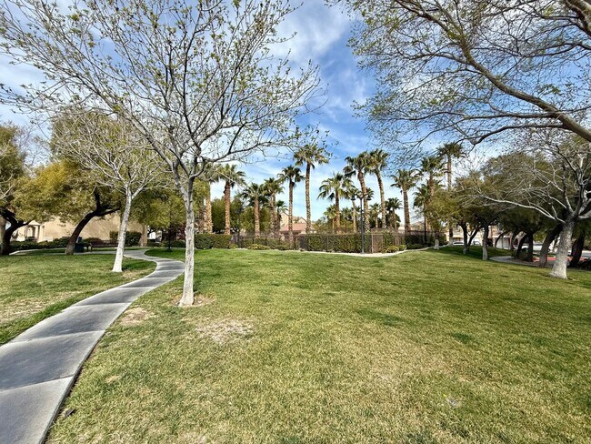 Building Photo - 2/BD 2.5/BA Home in Gated Community with M...