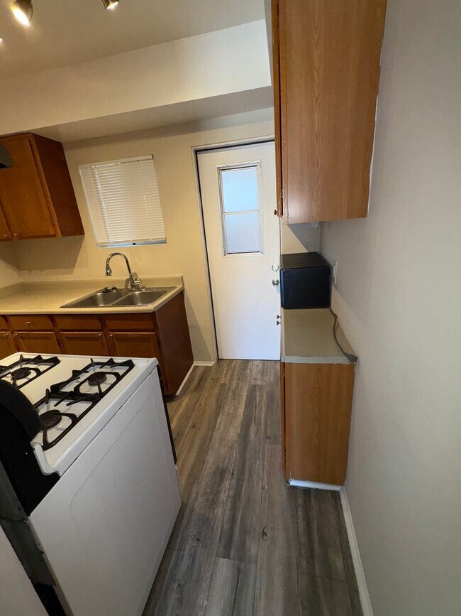Building Photo - $1,895- ALL UTILITIES INCLUDED- BEAUTIFUL ...