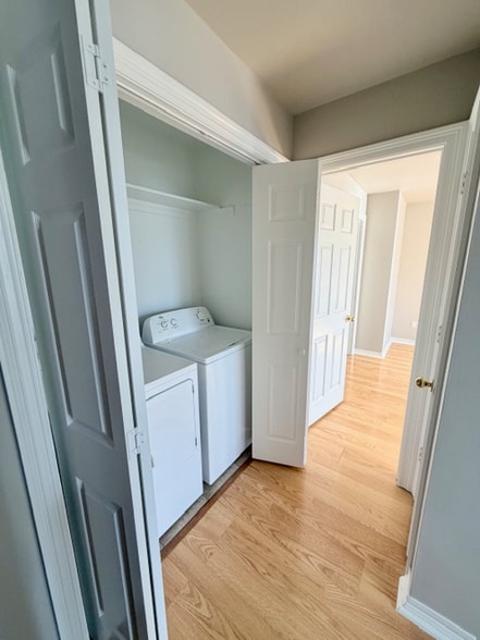 Building Photo - 884 N Meadowlands Dr