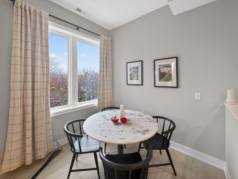 Building Photo - 1535 N Maplewood Ave