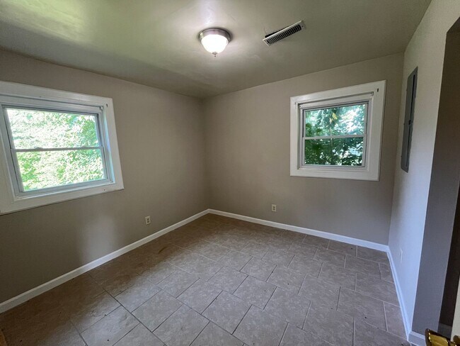 Building Photo - Three Bedroom Home Within Walking Distance to Alabama A&M