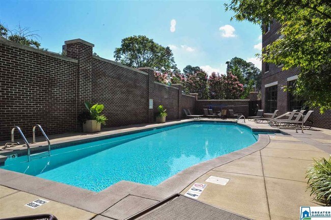 Building Photo - 2600 Highland Ave