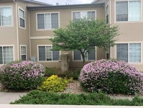 Building Photo - AWESOME 2-BEDROOM CONDO INCL. GARAGE, SWIMMING POOL, WASHER & DRYER!