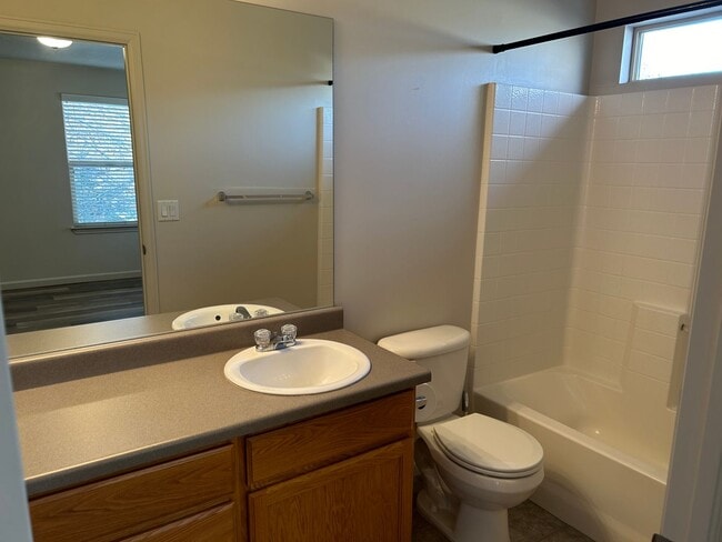 Building Photo - 2 Master Suites, 2.5 Bath Condo in West Jordan