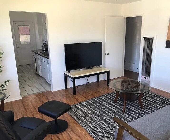 Building Photo - 4019 1/2 McLaughlin Ave