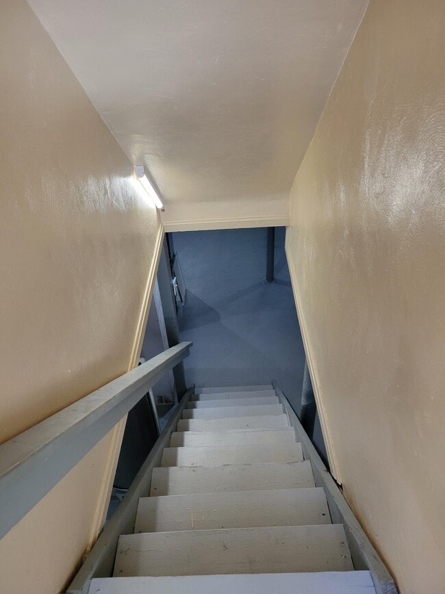 Building Photo - 332 Ashwood Ave