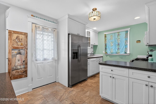 Building Photo - 211 Lareine Ave