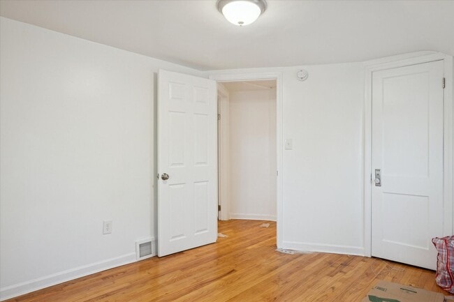 Building Photo - Redford - 3 Bedroom - $1,400/month