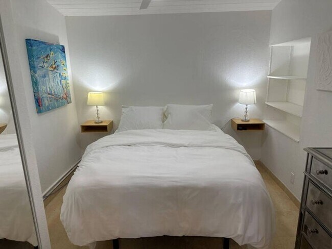 Building Photo - 2524 Gulfstream Ln