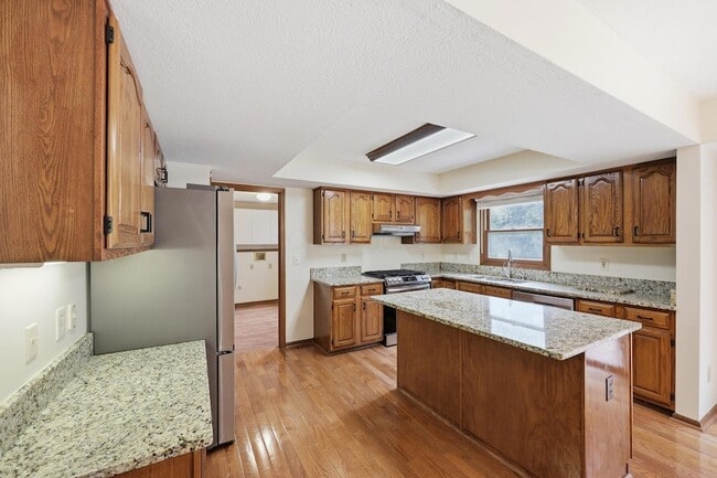 Building Photo - 7666 Windwood Dr