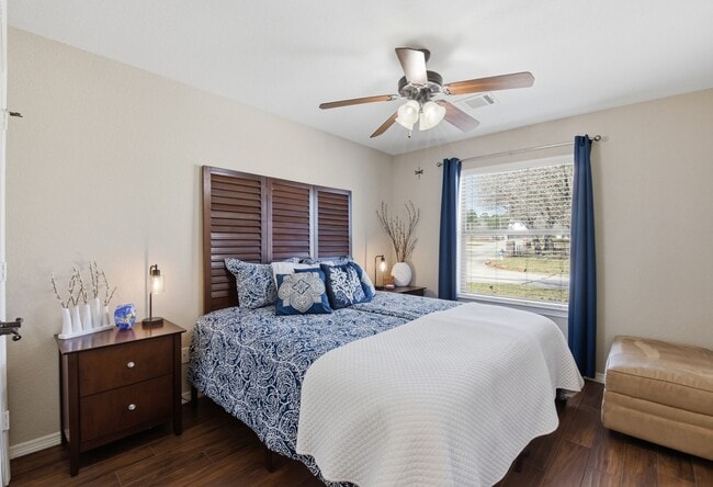 Building Photo - 102 Golfview Ct