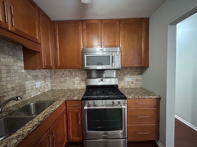 Building Photo - 696 Elm Pl