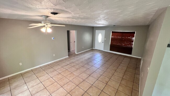 Building Photo - Lovely 3 Bedroom, 2 Bathroom Home in Melbo...