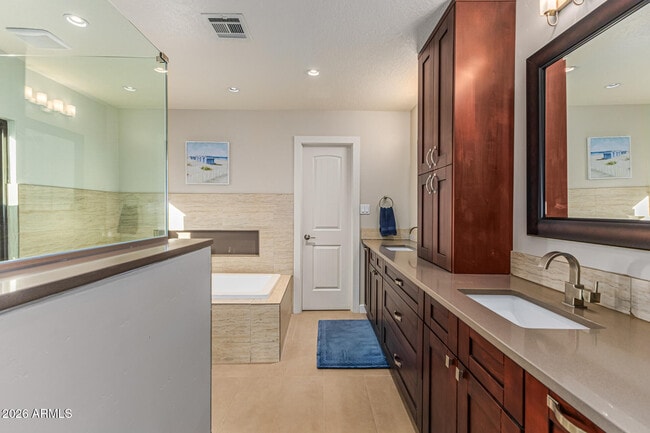 Building Photo - 5821 E Cactus Rd