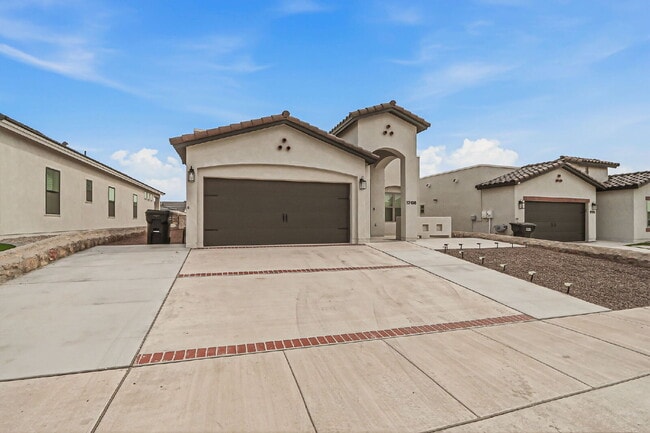 Building Photo - 3 bedroom 2 bath with washer and dryer in 79928