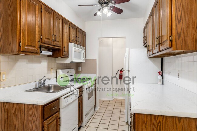 Building Photo - 456A River Road