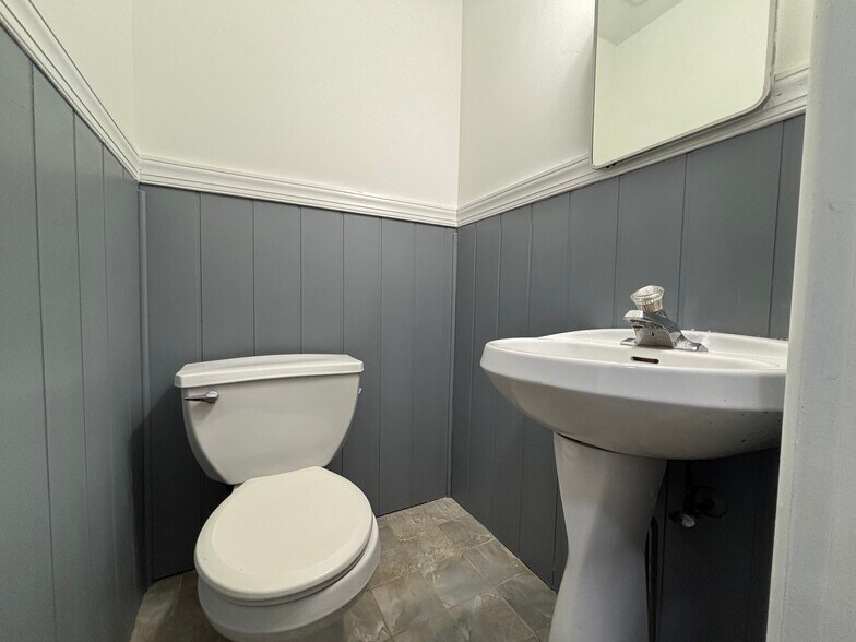 Building Photo - 1001 Rozel Ave