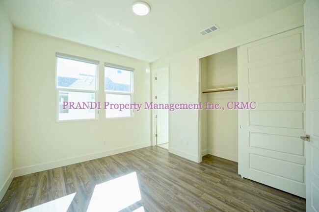 Building Photo - Brand New Townhome, Luxury Meets Convenience!