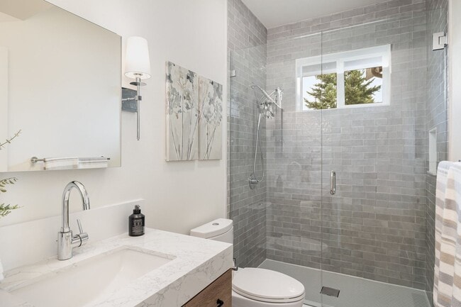 Building Photo - Beautiful Bellevue home with a View!