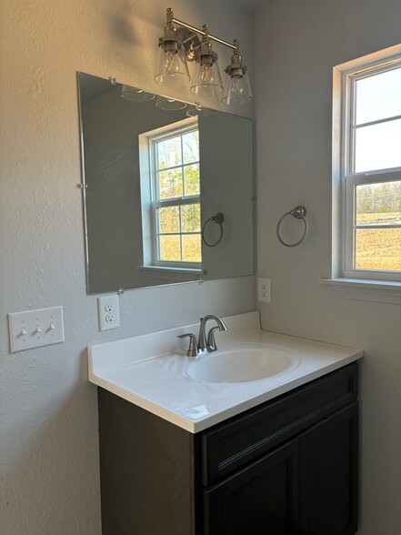 Building Photo - 168 Rustic Ln