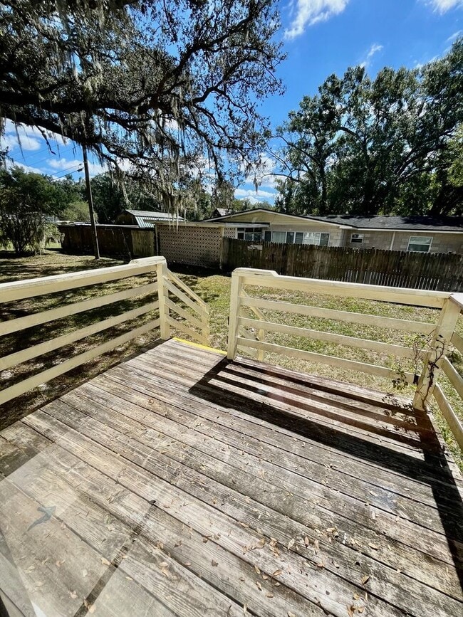 Building Photo - NICE 3BR/2BA Dade City Home w/ a Deck!! NO...