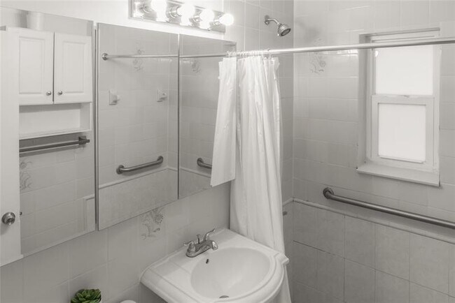 Building Photo - 2724 SW 34th Ct